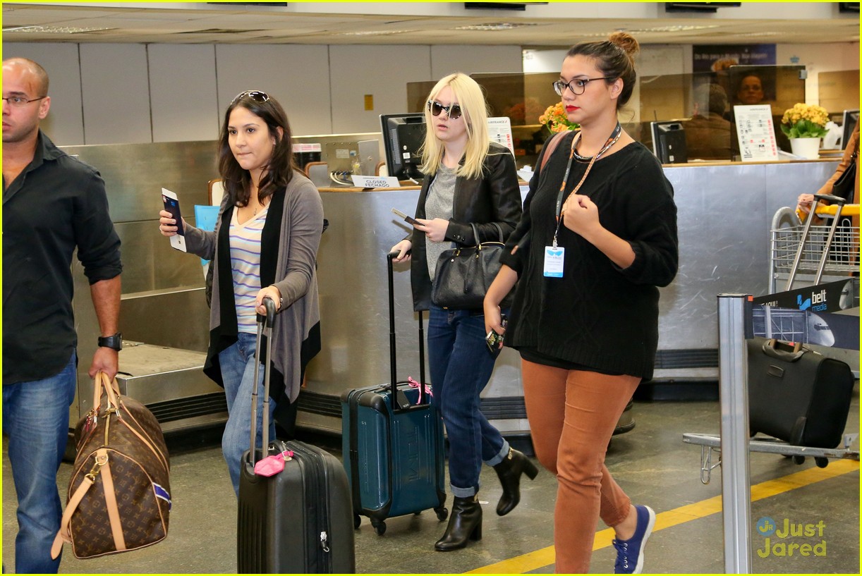 Full Sized Photo of dakota fanning fan pics airport 28 | Dakota Fanning