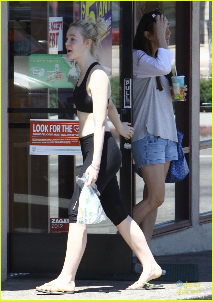 Elle Fanning: Subway Stop with Mom! | Photo 595310 - Photo Gallery