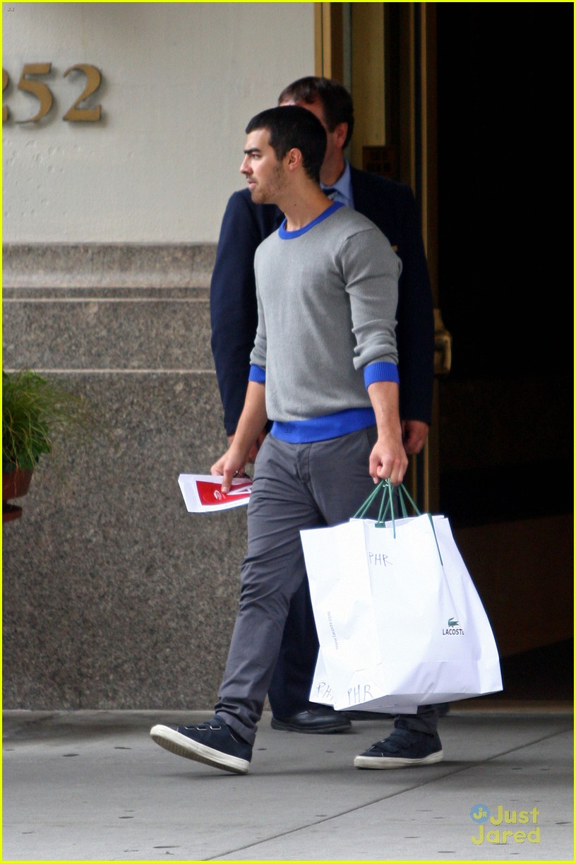 Joe Jonas Helping to Build Schools in Kenya Photo 593680 Photo