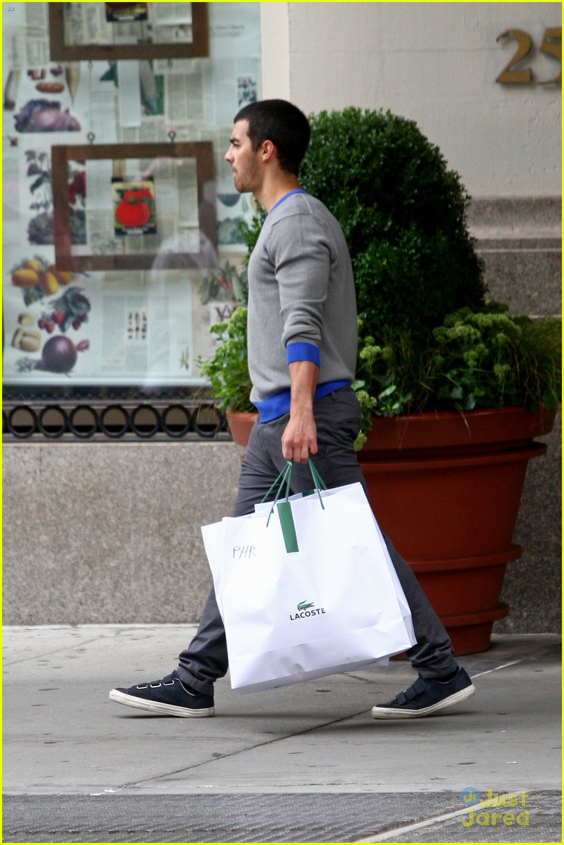 Joe Jonas Helping to Build Schools in Kenya Photo 593681 Photo