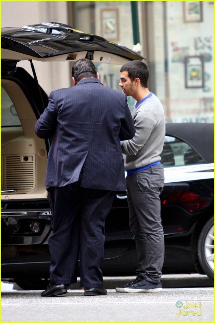 Joe Jonas Helping to Build Schools in Kenya Photo 593682 Photo