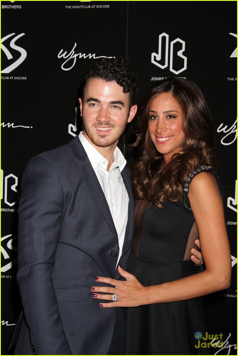 Kevin & Danielle Jonas Celebrate Nick Jonas&rsquo; Birthday in Vegas | Photo