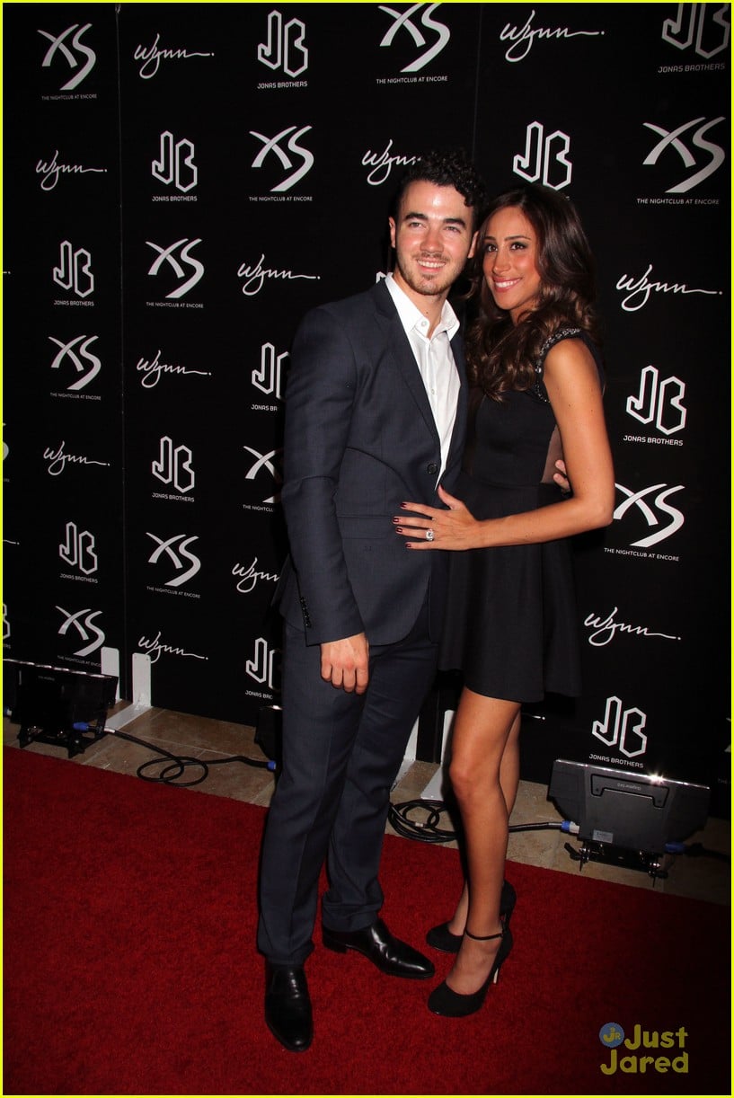 Kevin & Danielle Jonas Celebrate Nick Jonas&rsquo; Birthday in Vegas | Photo