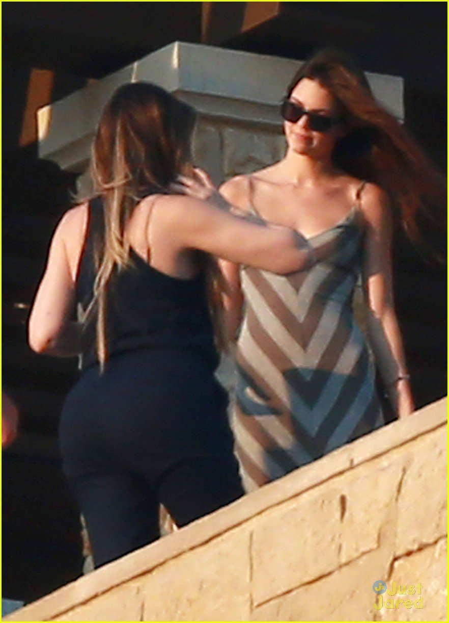 Kendall Jenner: Dinner with Mom Kris | Photo 597310 - Photo Gallery