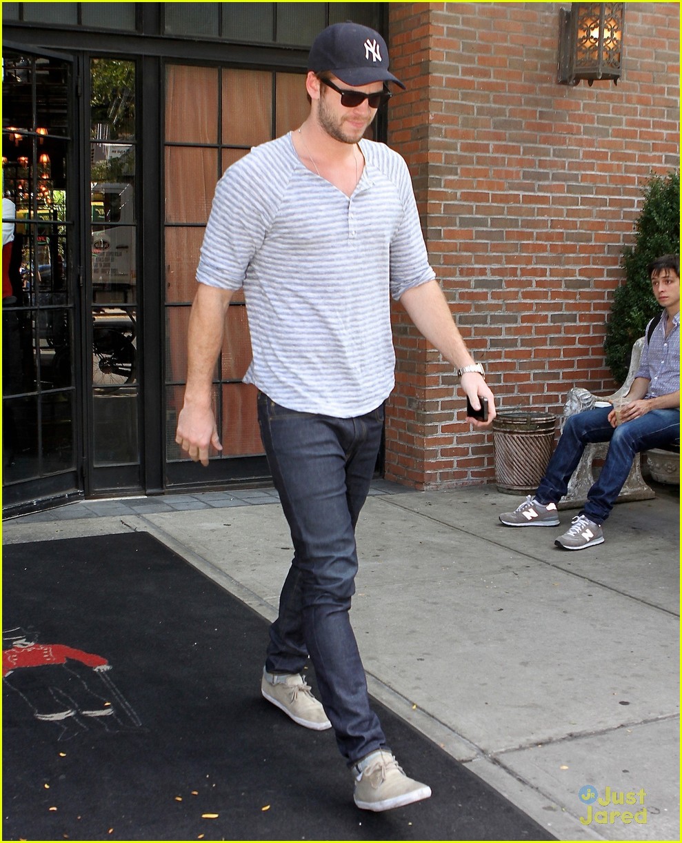 Liam Hemsworth: 'Paranoia' Out on DVD in November! | Photo 603379 ...