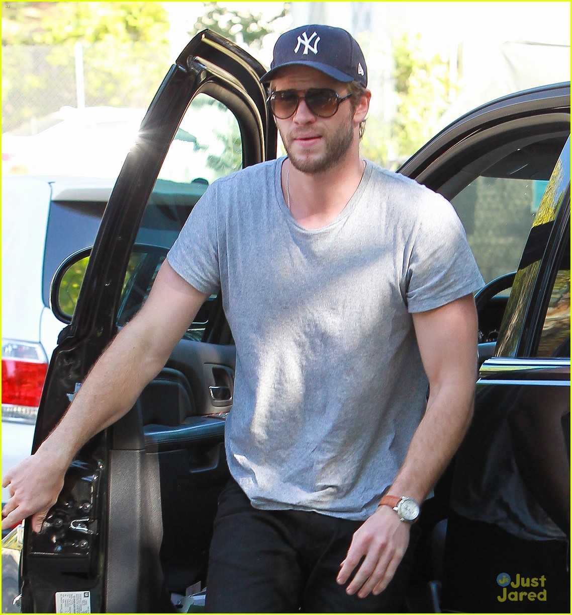 Liam Hemsworth Visits Friends After Miley Cyrus Split Photo 598487 Photo Gallery Just