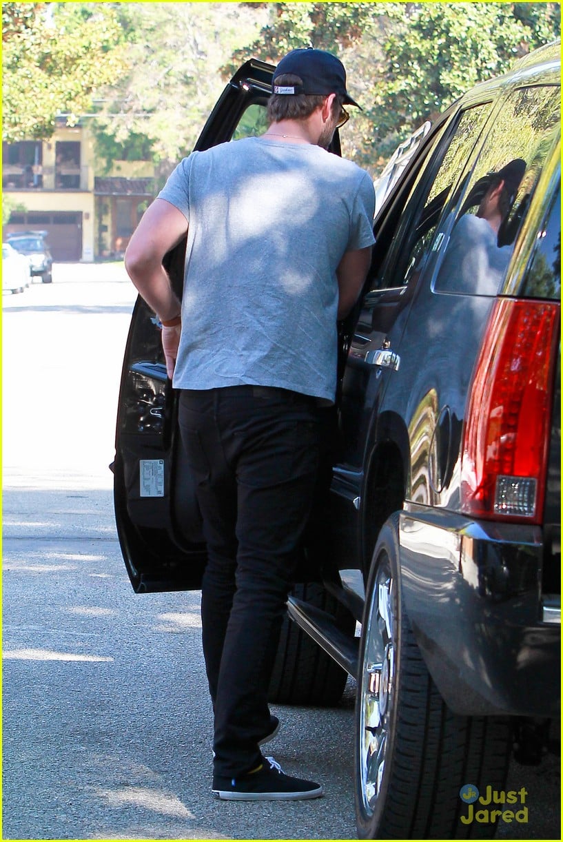 Liam Hemsworth Visits Friends After Miley Cyrus Split | Photo 598488 ...