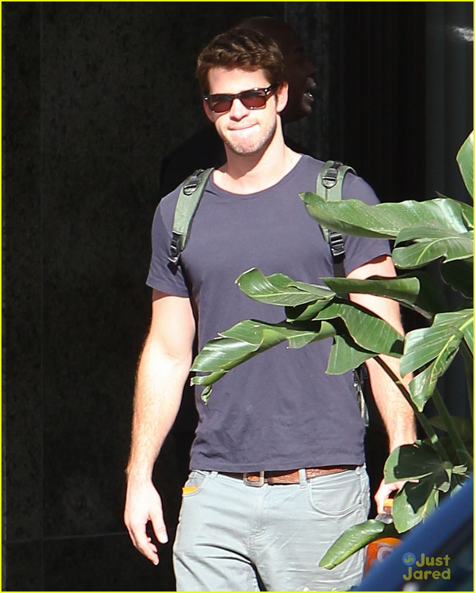 Liam Hemsworth Hangs at Hotel in Atlanta | Photo 601131 - Photo Gallery ...