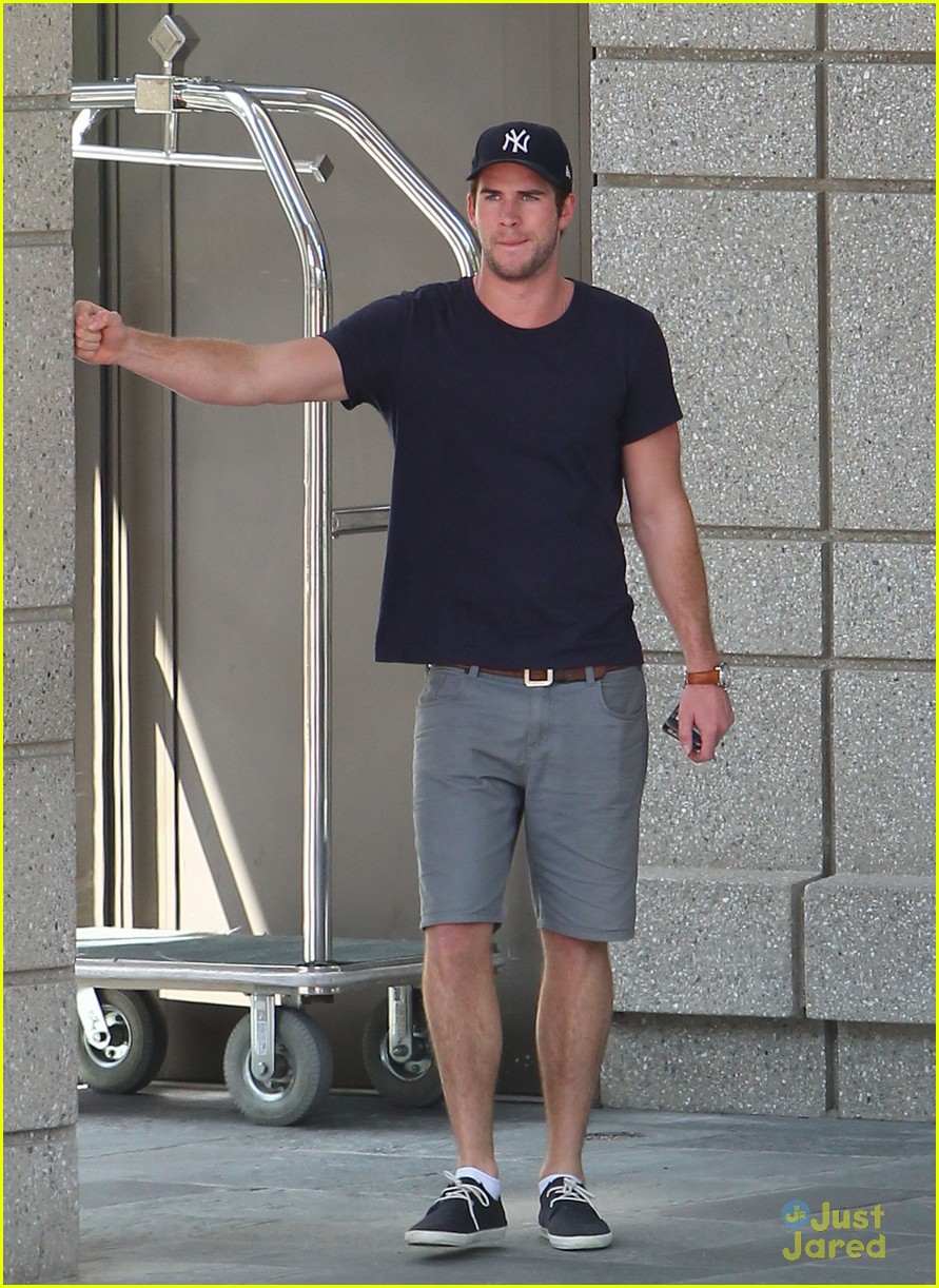 Liam Hemsworth Hangs at Hotel in Atlanta | Photo 601134 - Photo Gallery ...