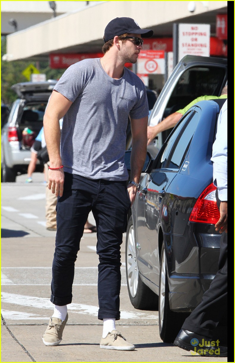 Liam Hemsworth: Yankees Fan in NYC! | Photo 602761 - Photo Gallery ...