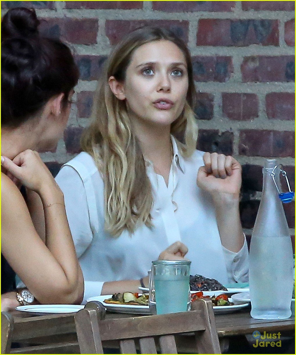 Elizabeth Olsen Rides the NYC Subway! | Photo 594261 - Photo Gallery ...