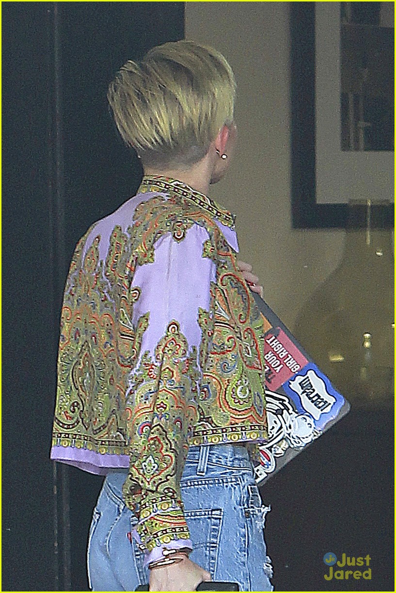 Miley Cyrus Spends Labor Day at the Studio | Photo 593374 - Photo