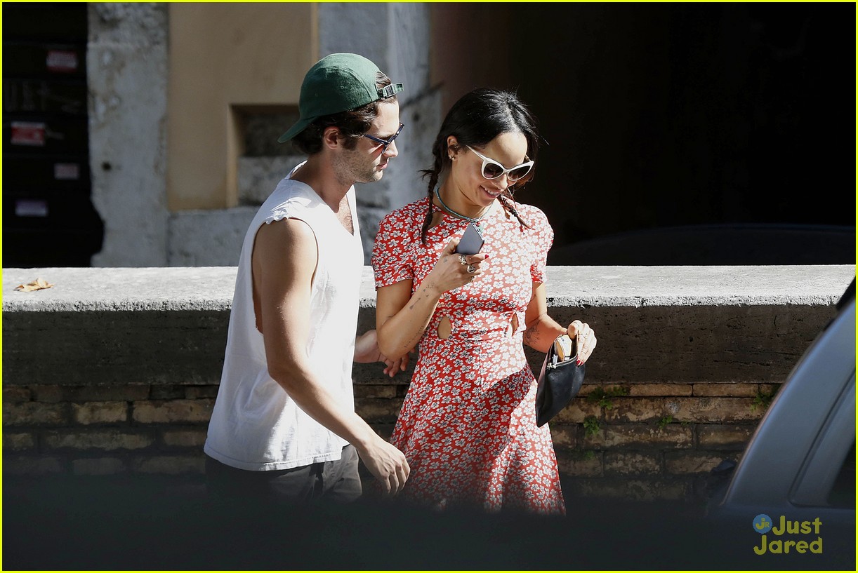 Penn Badgley & Zoe Kravitz Kisses in Rome! Photo 600815 Photo Gallery Just Jared Jr.