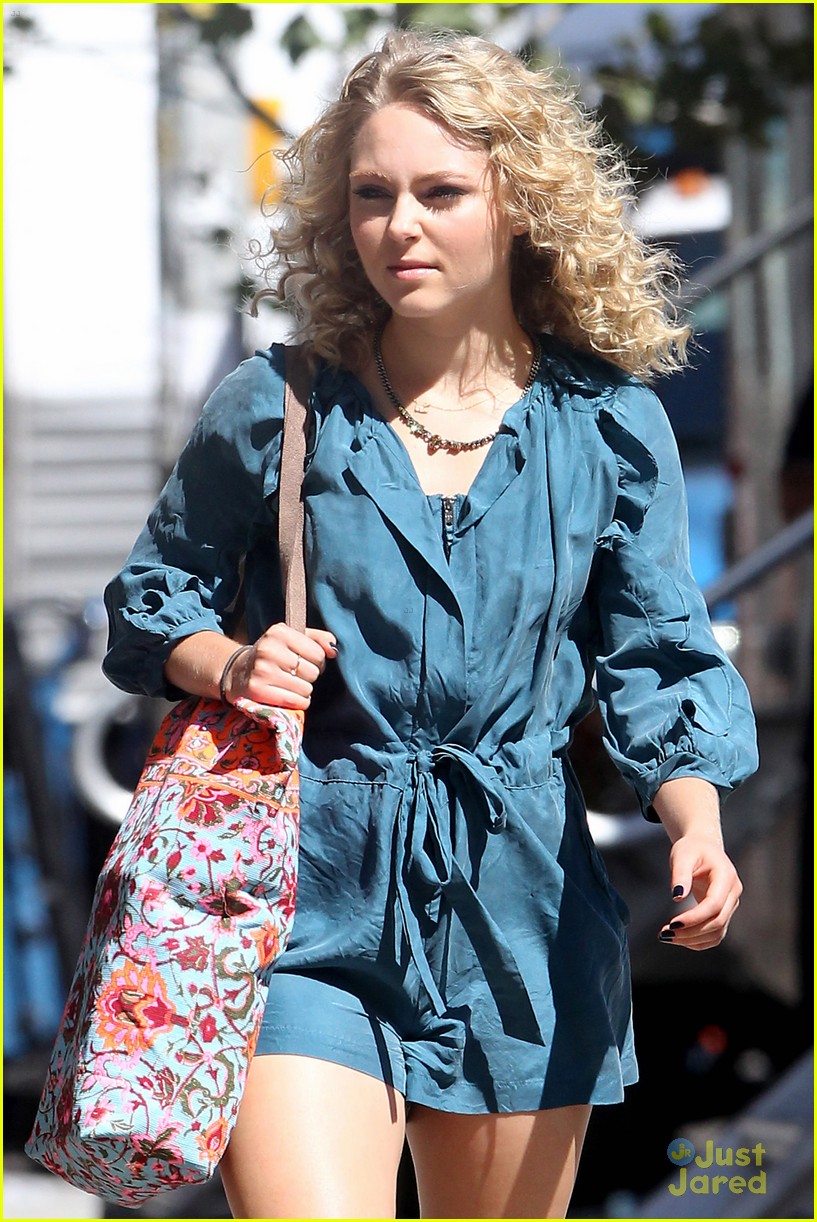 Annasophia Robb And Lindsey Gort Museum Stop For Carrie Diaries Photo 598957 Photo Gallery
