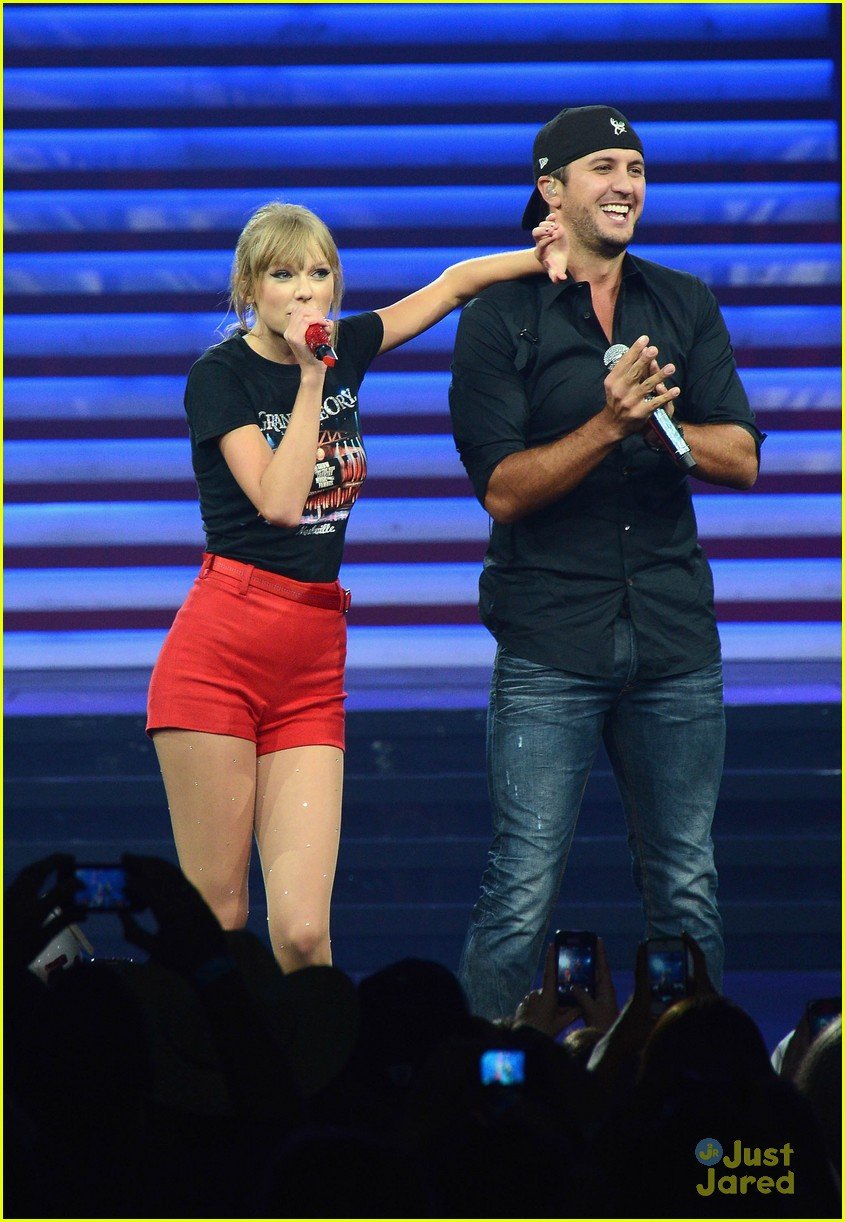 Taylor Swift 'I Don't Want This Night to End' Performance with Luke