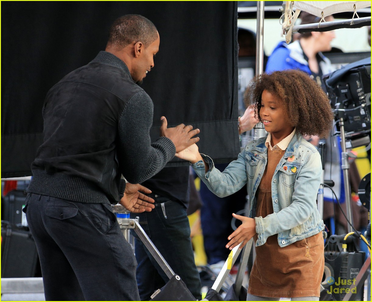 quvenzhane-wallis-secret-handshake-with-jamie-foxx-photo-602316-photo-gallery-just-jared-jr