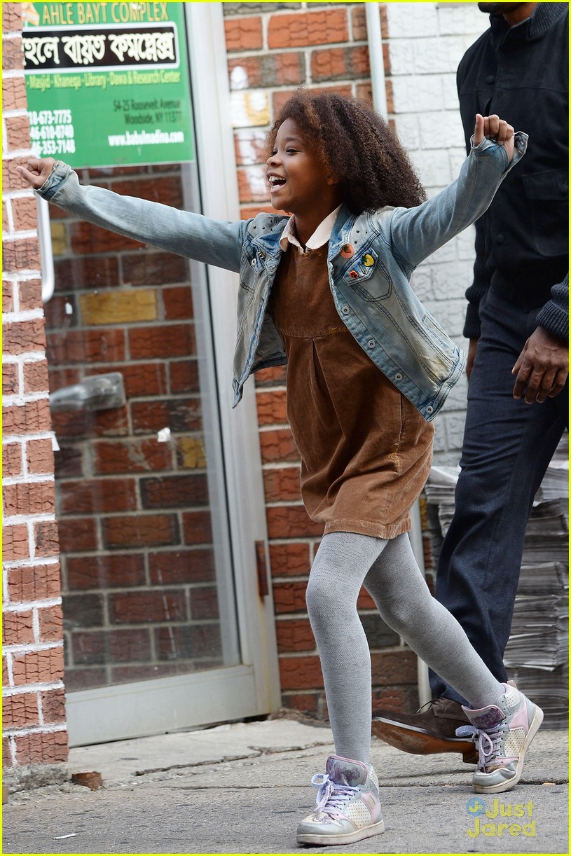 Full sized photo of quvenzhane wallis jamie foxx secret handshake annie