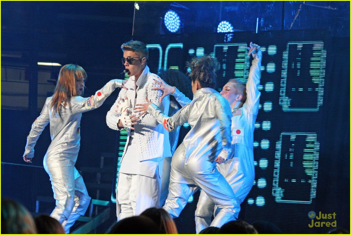 full-sized-photo-of-justin-bieber-hold-tight-song-debut-13-justin