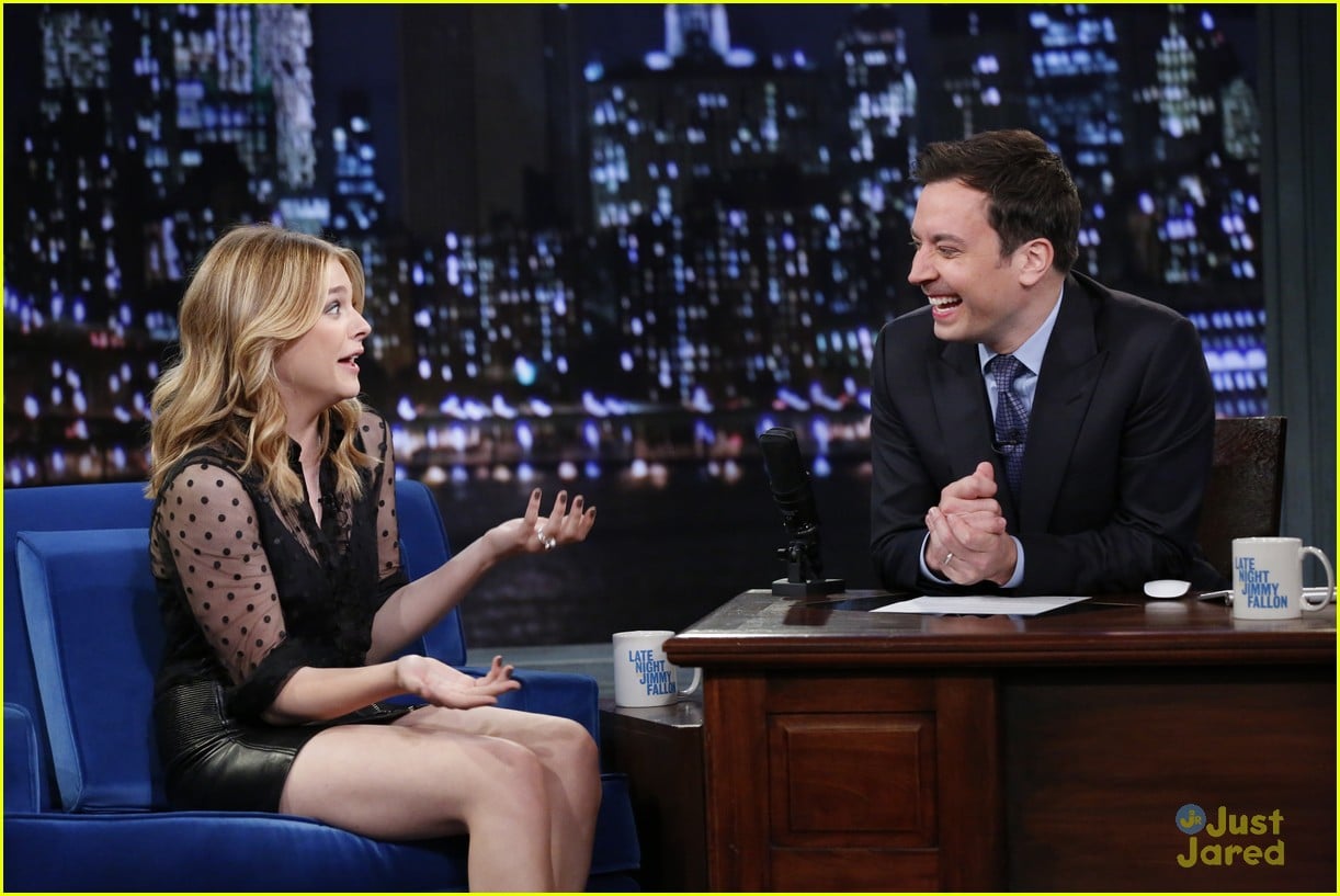 Full Sized Photo of chloe moretz carrie promo at jimmy fallon 09