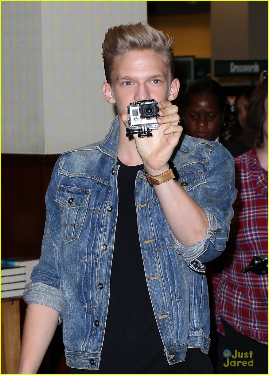 Cody Simpson: Barnes & Noble Book Signing at The Grove | Photo 612652 ...