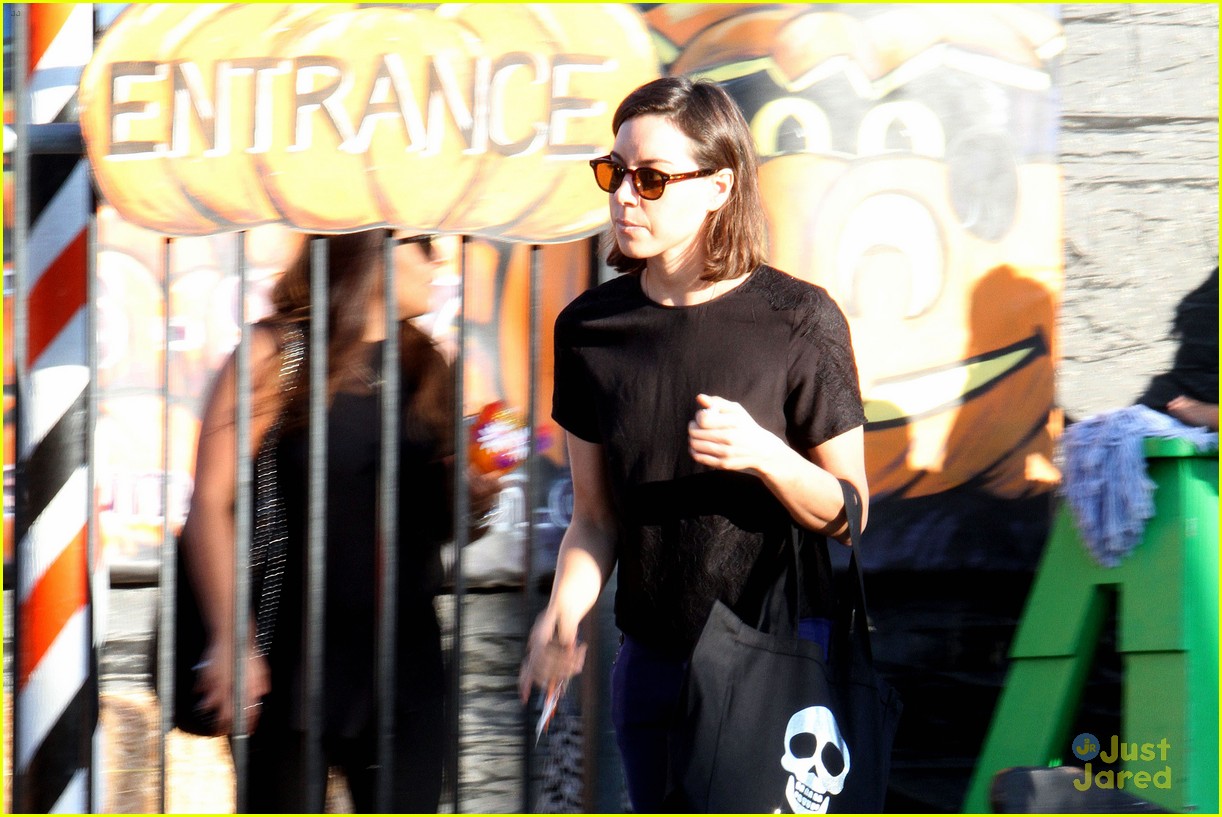 Full Sized Photo of dane dehaan pumpkin picking with aubrey plaza 09