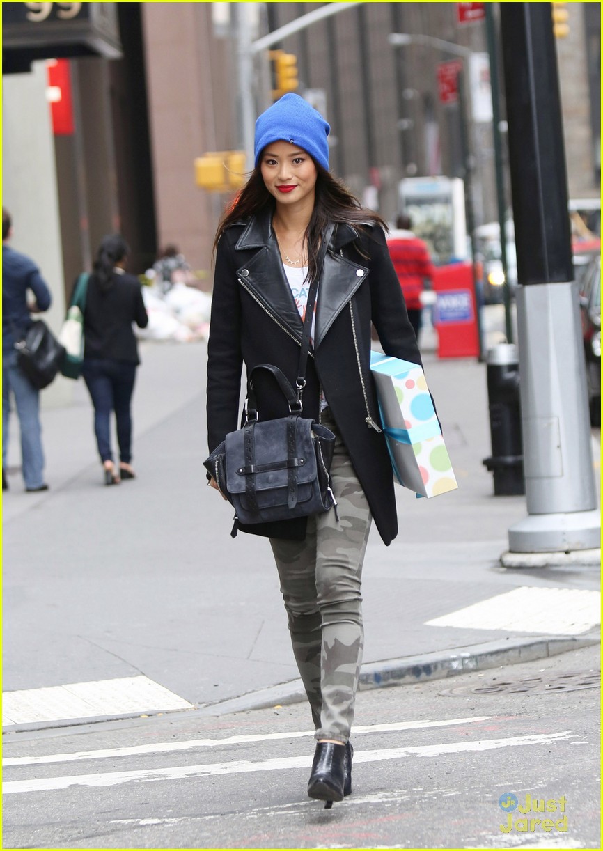 Jamie Chung Rescues Bird After Ferry Ride in NYC | Photo 605985 - Photo ...