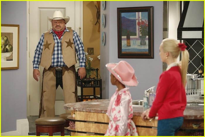 Peyton List Raps with Kevin Chamberlin on 'Jessie' | Photo 608786 ...
