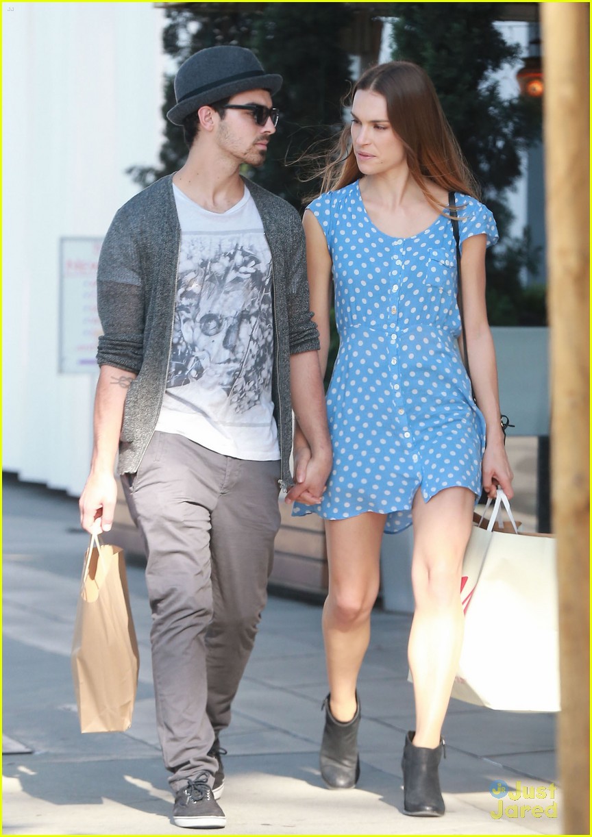 Joe Jonas & Blanda Eggenschwiler Sunday Shoppers Photo 609629