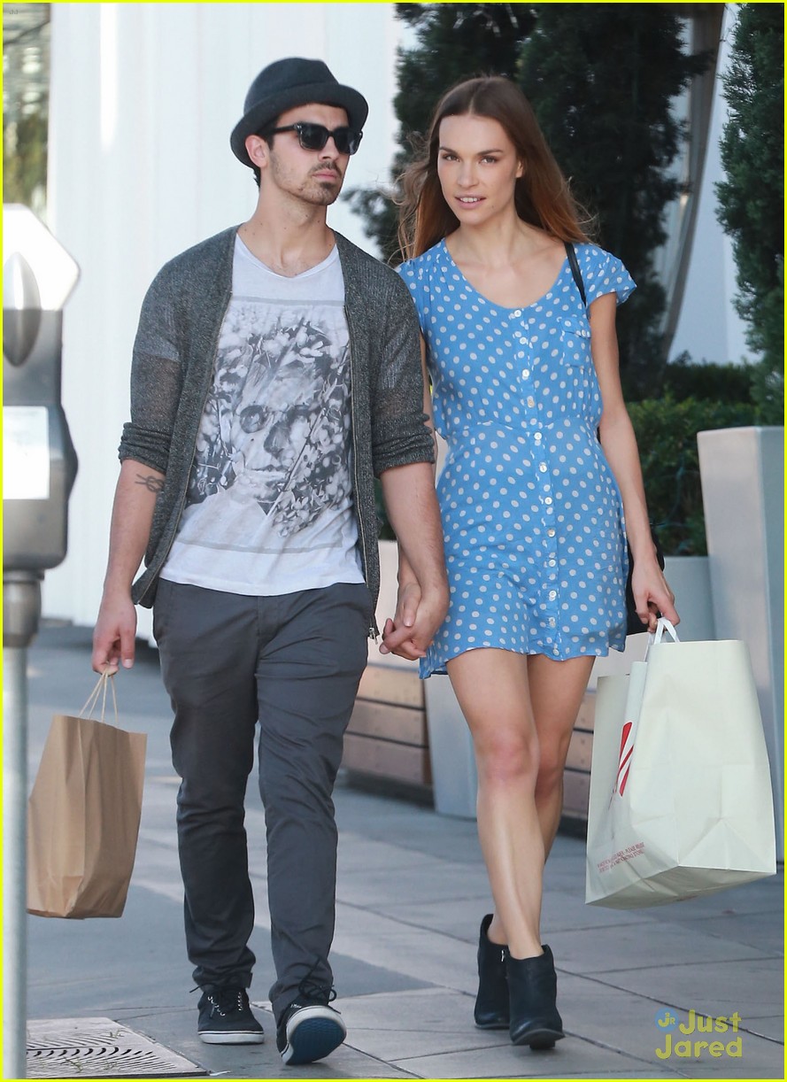 Joe Jonas & Blanda Eggenschwiler Sunday Shoppers Photo 609638