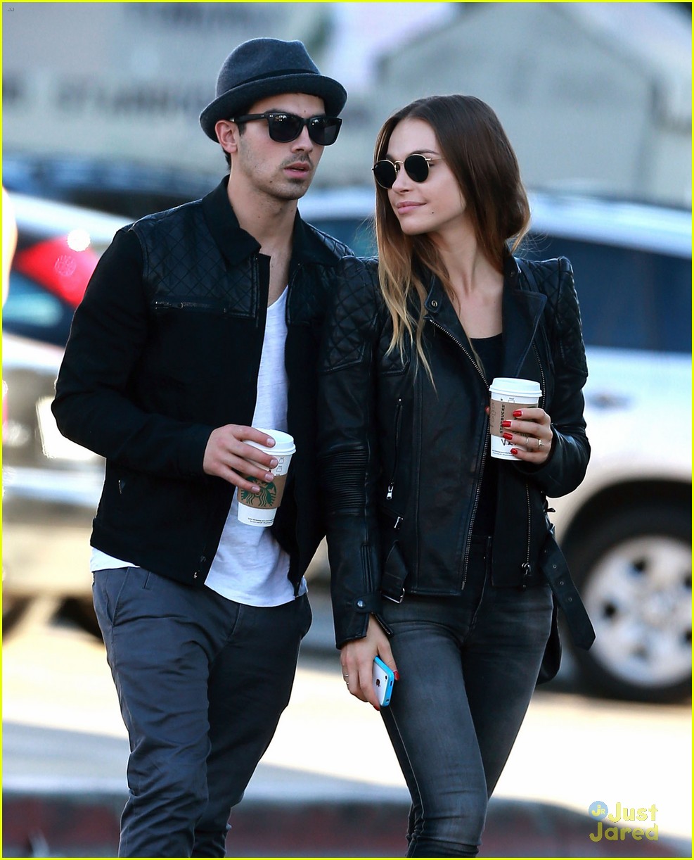 Joe Jonas & Blanda Eggenschwiler Sidewalk Smooches! Photo 607035