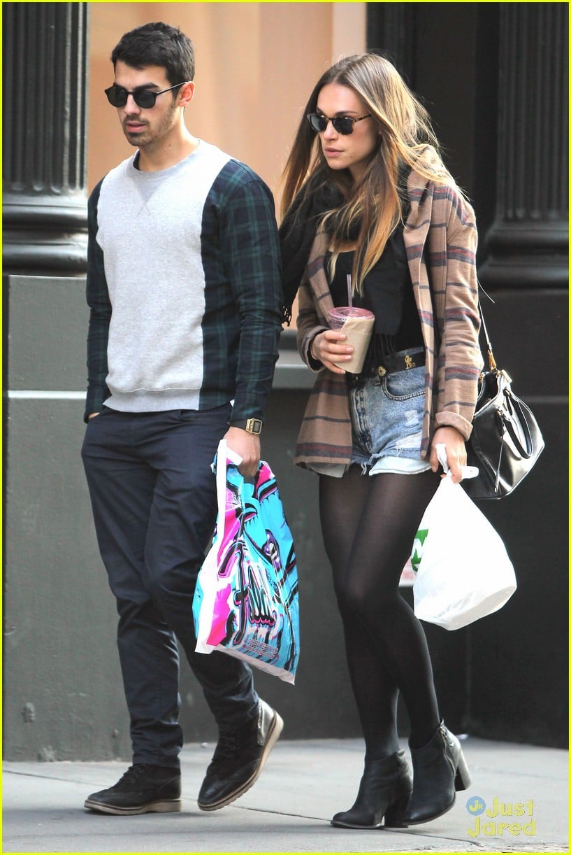 Joe Jonas & Blanda Eggenschwiler: NYC Stroll After Jonas Brothers Break ...