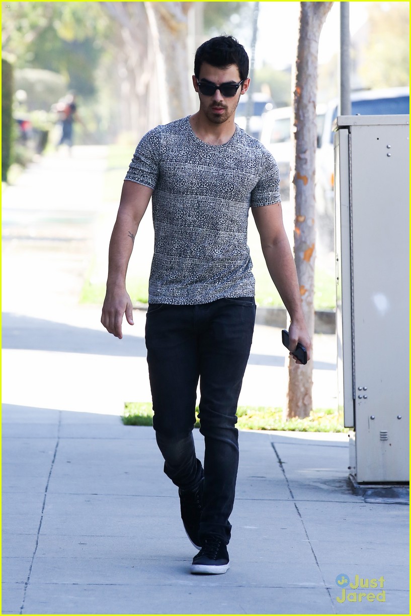 Joe Jonas: Friday Morning Walk | Photo 609232 - Photo Gallery | Just ...