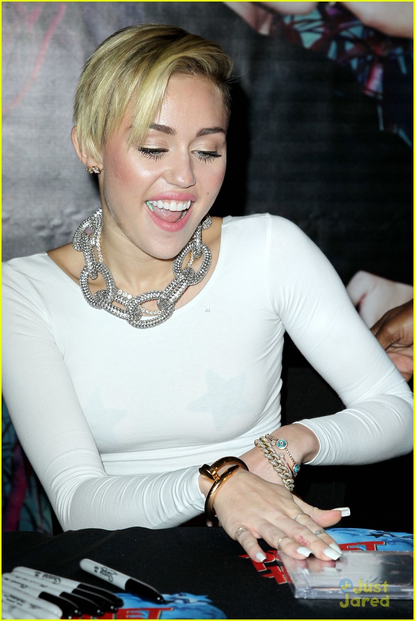 Miley Cyrus Bangerz Promo In Nyc Photo 606099 Photo Gallery