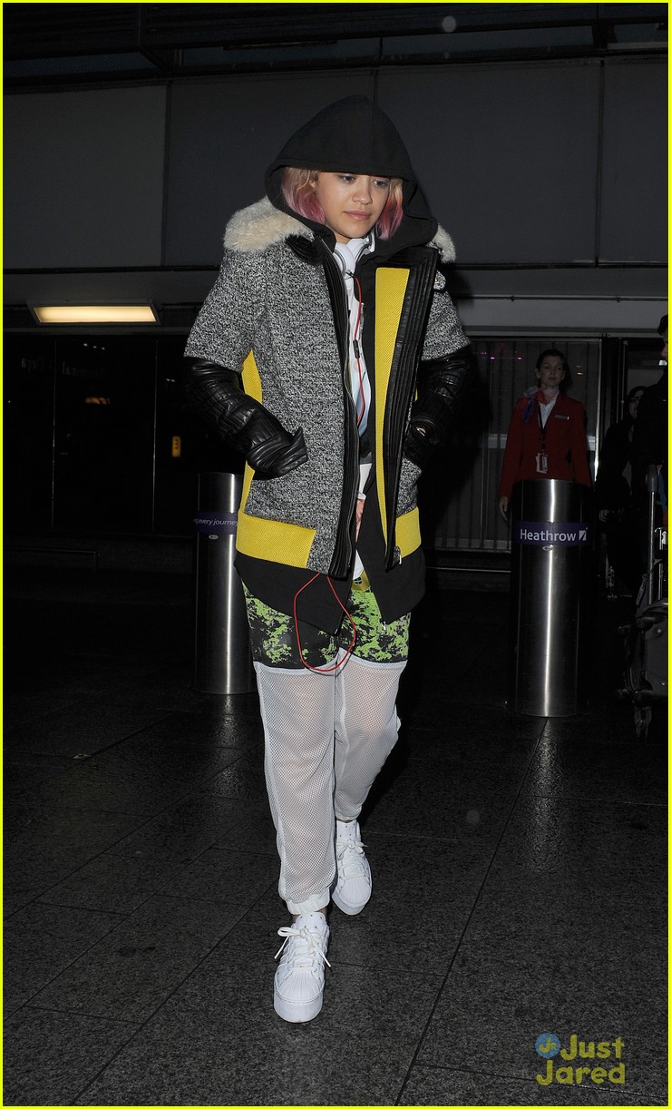 Full Sized Photo of rita ora lands in london with sister 03 | Rita Ora