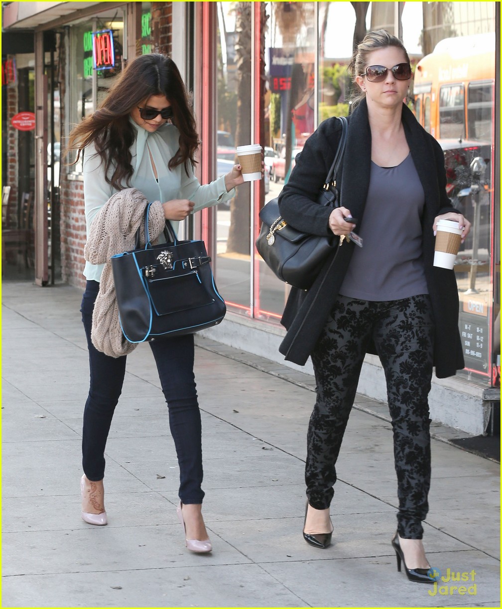 Selena Gomez: Coffee Run with Mom Mandy | Photo 604337 - Photo Gallery ...