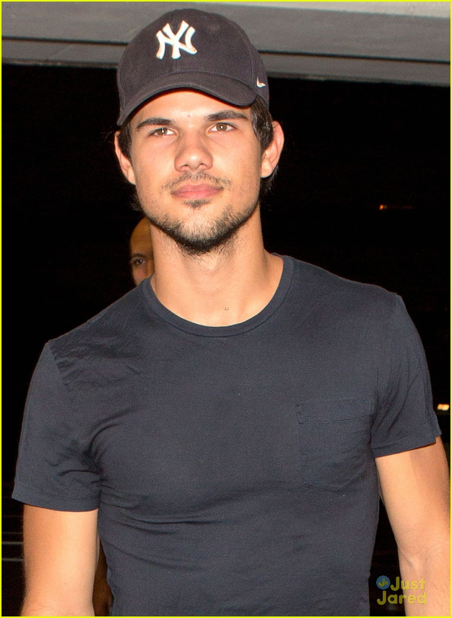 Taylor Lautner: Low-Key Sunday Night Dinner | Photo 610065 - Photo ...