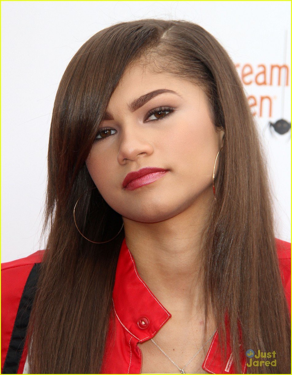 Zendaya: Aaliyah Costume for Dream Halloween Performance! | Photo