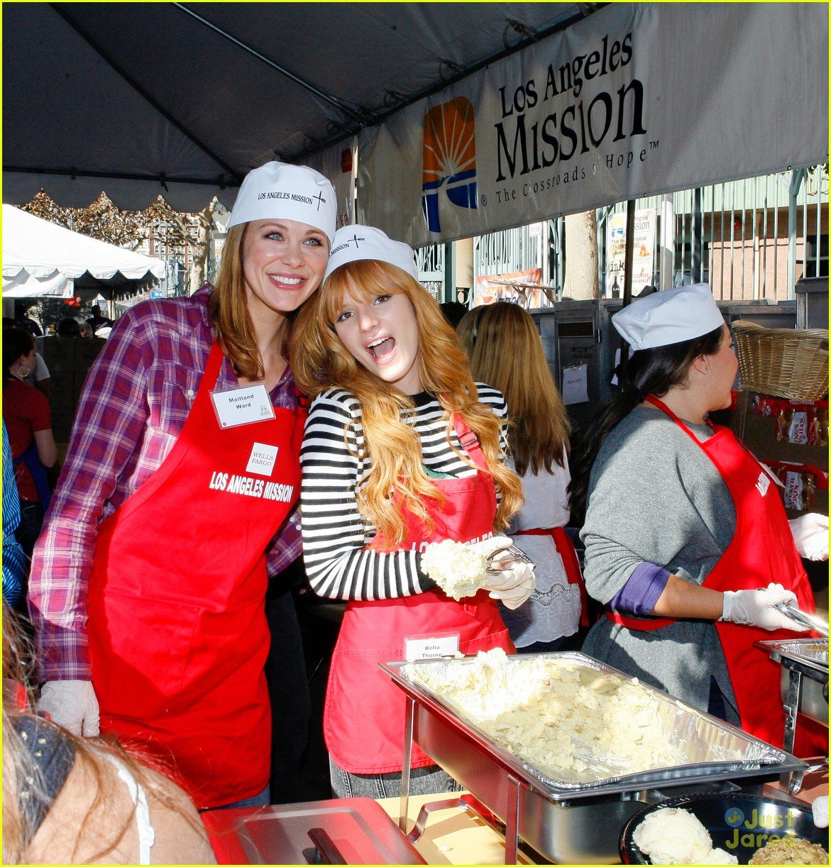 Bella Thorne & Tristan Klier: LA Mission Thanksgiving Lunch Event ...