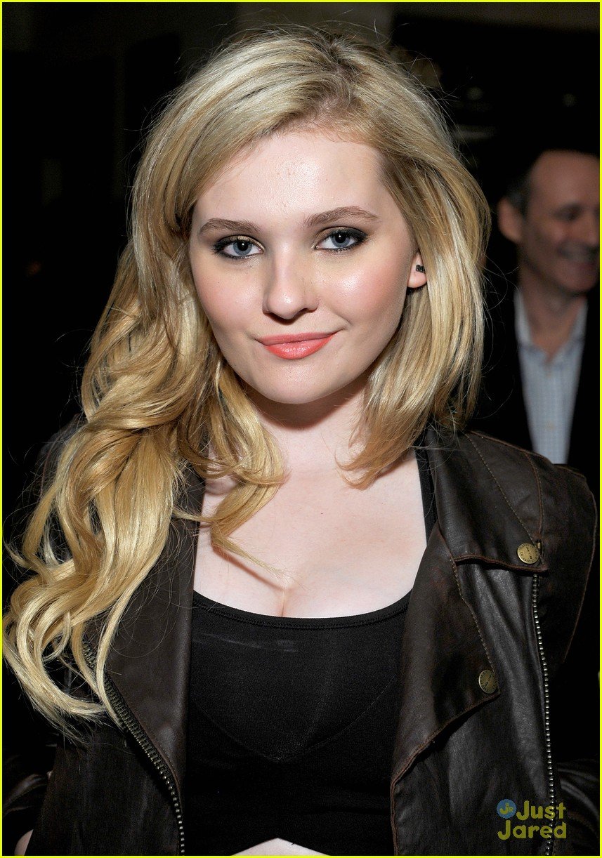 Abigail Breslin & Taylor Swift: Weinstein Holiday Party Pair | Photo