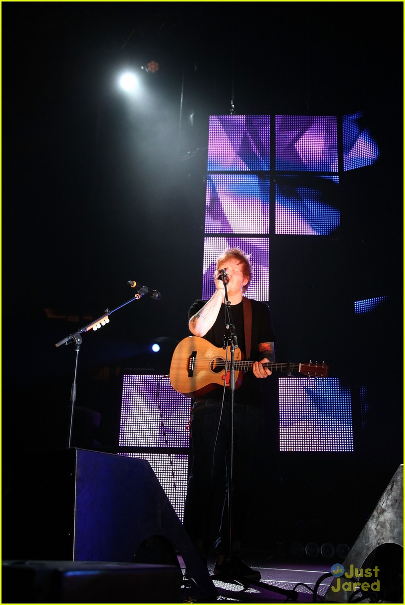 Full Sized Photo Of Ed Sheeran Gingerbread Man Halloween Concert 07