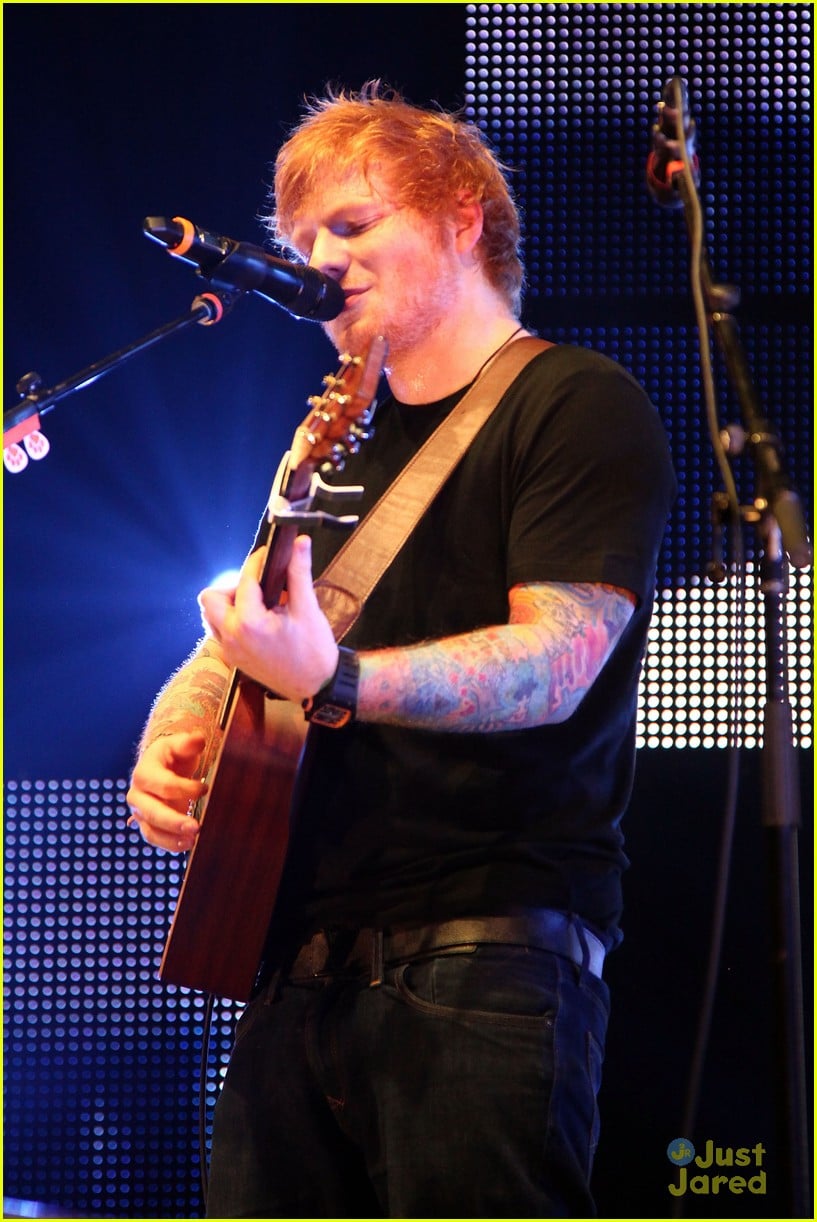 Full Sized Photo Of Ed Sheeran Gingerbread Man Halloween Concert 25