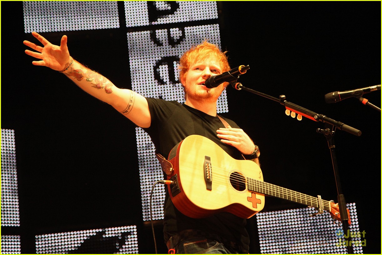 Full Sized Photo Of Ed Sheeran Gingerbread Man Halloween Concert 28