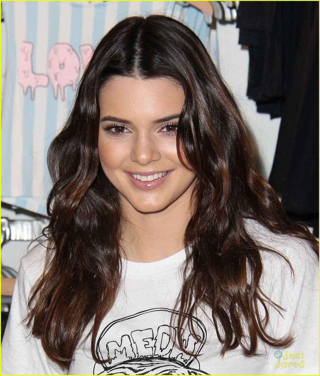 Kendall & Kylie Jenner: PacSun Store Appearance | Photo 616025 - Photo