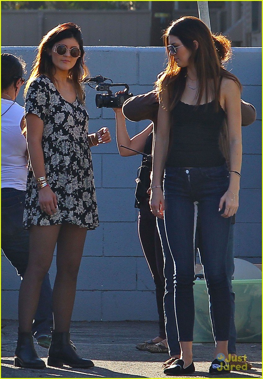 Kendall & Kylie Jenner: Family Charity Yard Sale! | Photo 616678 ...