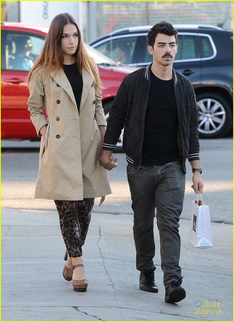 Joe Jonas Sports Mustache After Thanksgiving Photo 622661 Photo Gallery Just Jared Jr.