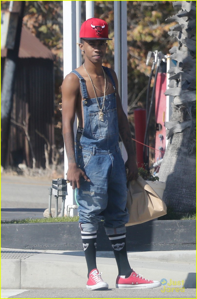 Kylie Jenner: Gas Station Stop with Lil Twist | Photo 613146 - Photo