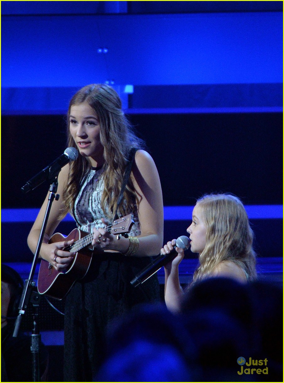 Taylor Swift Sings with Lennon & Maisy Stella at CMA Awards 2013 ...