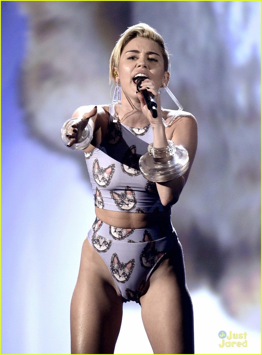 Full Sized Photo of miley cyrus amas performance pics 17 Miley Cyrus