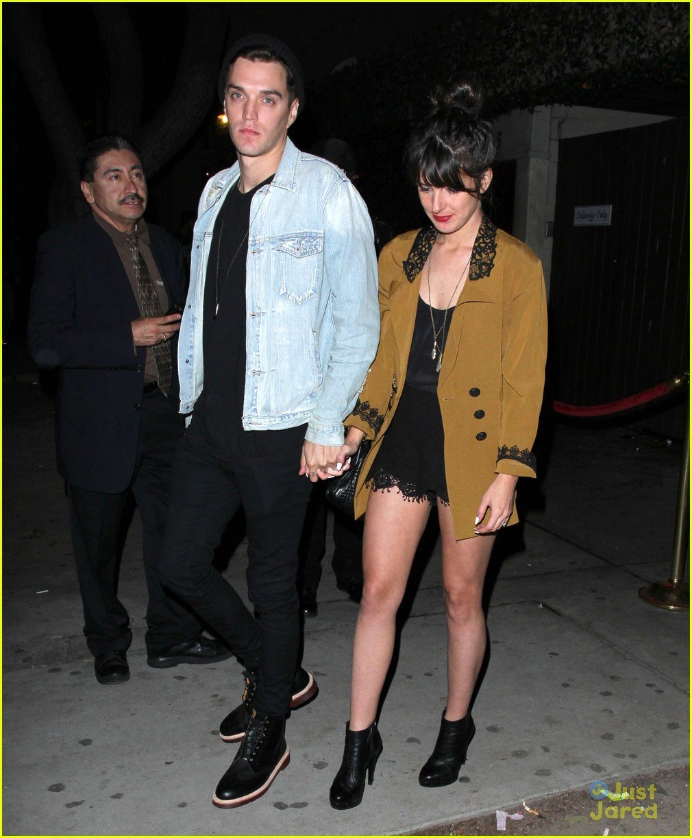 Shenae Grimes & Josh Beech: Kiss Kiss at Hooray Henry's | Photo 615626 ...