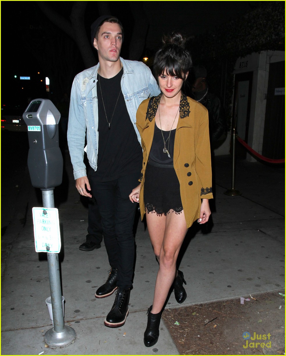 Shenae Grimes & Josh Beech: Kiss Kiss at Hooray Henry's | Photo 615631 ...